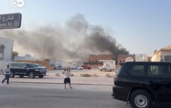 Asap mengepul usai jet-jet Israel serang Qatar. [Int]